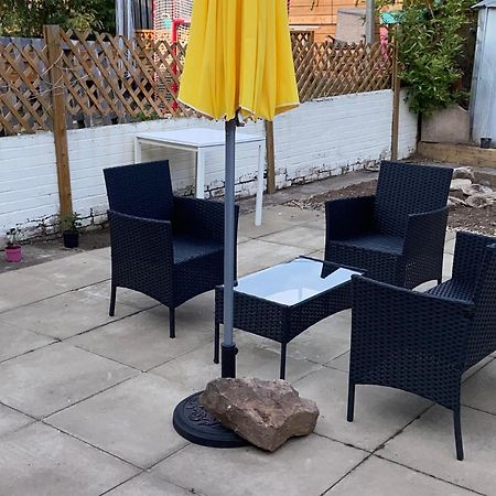 Private Lounge And Double Room Kilwinning المظهر الخارجي الصورة