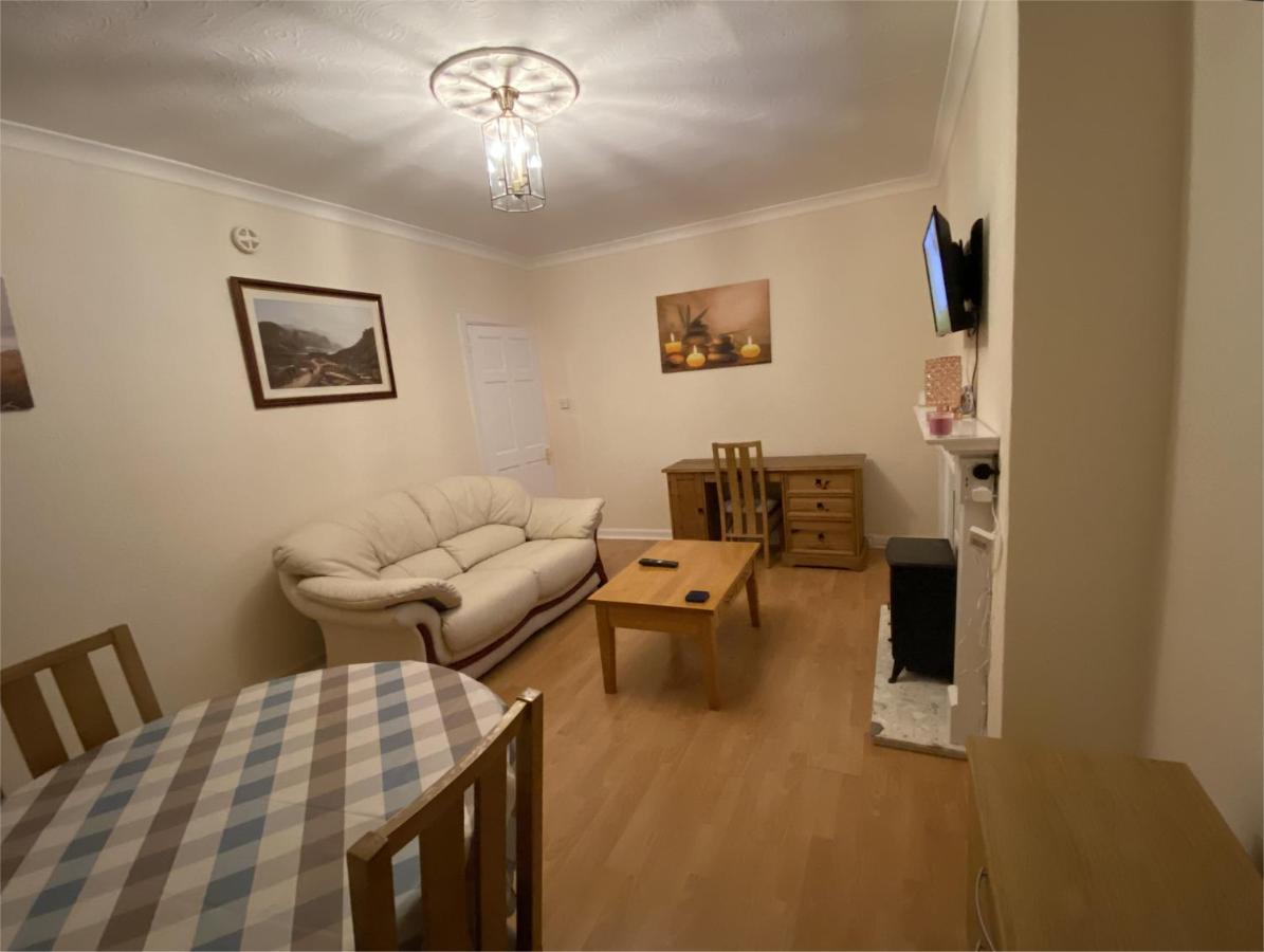 Private Lounge And Double Room Kilwinning المظهر الخارجي الصورة