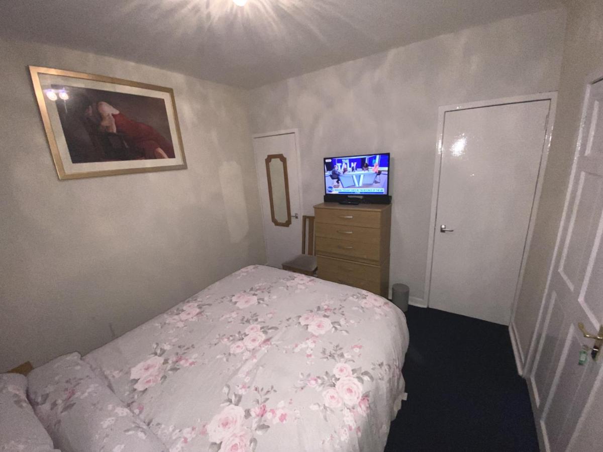Private Lounge And Double Room Kilwinning المظهر الخارجي الصورة
