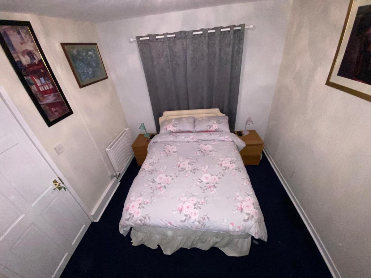 Private Lounge And Double Room Kilwinning المظهر الخارجي الصورة