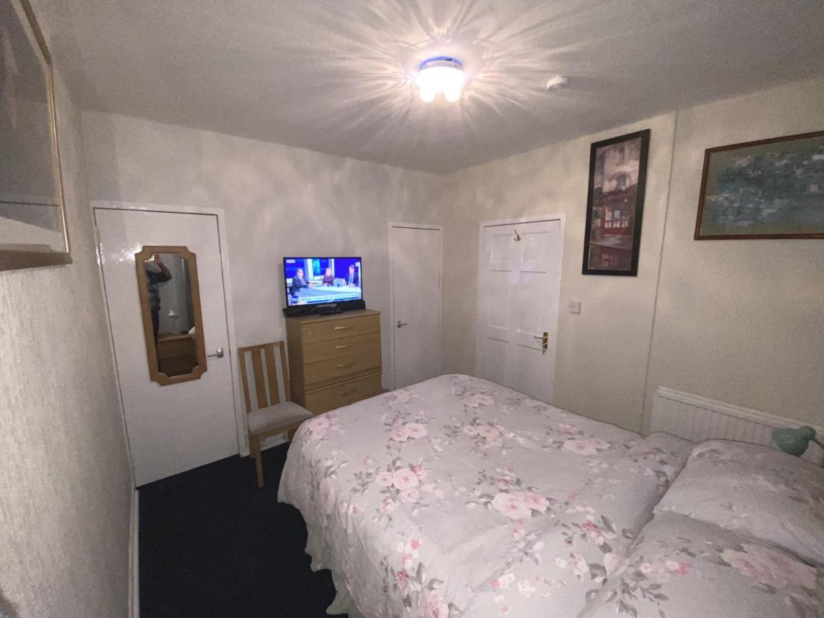 Private Lounge And Double Room Kilwinning المظهر الخارجي الصورة