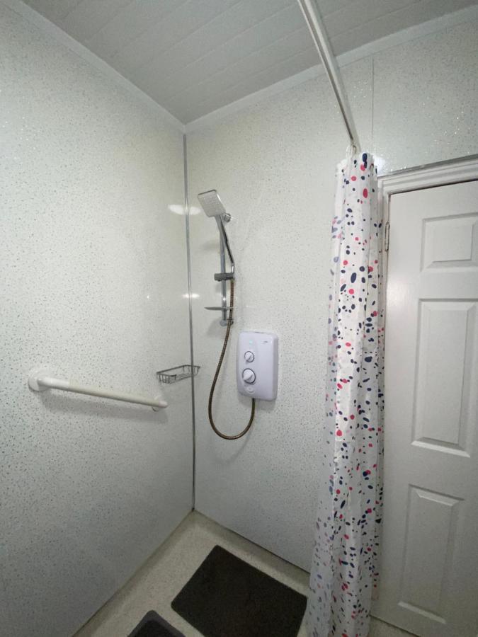 Private Lounge And Double Room Kilwinning المظهر الخارجي الصورة